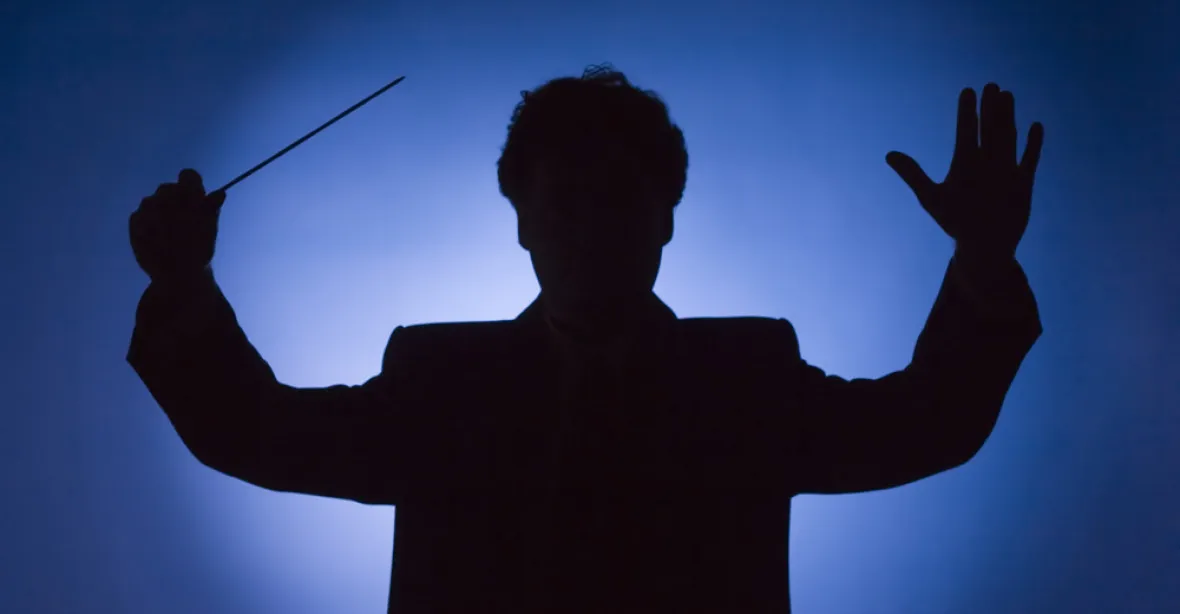 Dirigent zneužíval mladou flétnistku. Vězení se vyhnul, vzal si ji