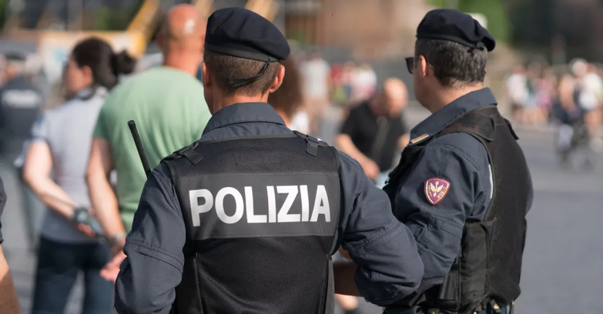 Italský senior chystal sebevraždu. Místo ní zastřelil stánkaře z Afriky