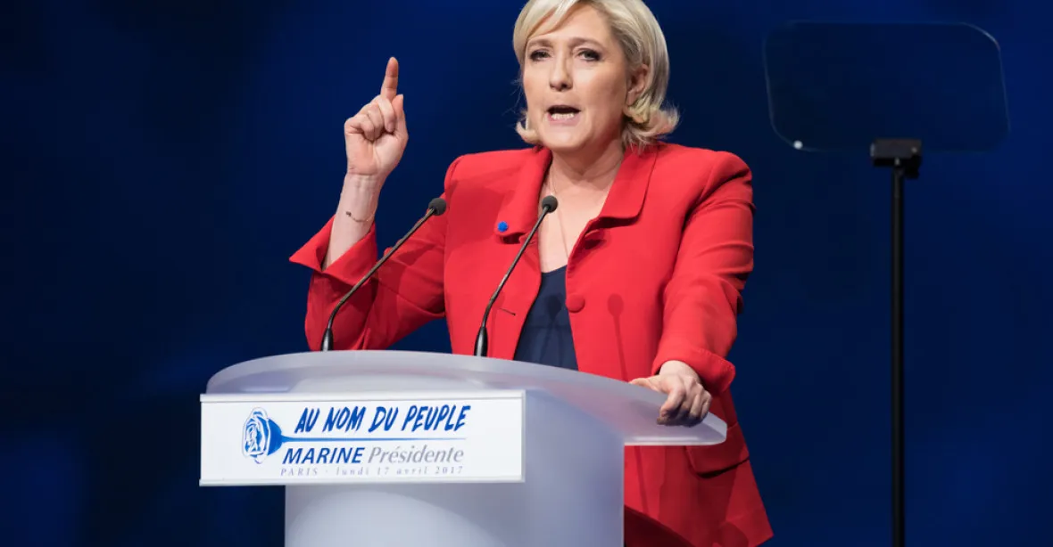 Šéfkou Národní fronty je opět Le Penová, její otec ztratil funkci čestného předsedy