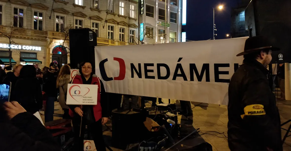 Lidé v Česku demonstrovali na podporu novinářů. Připomněli i Jána Kuciaka