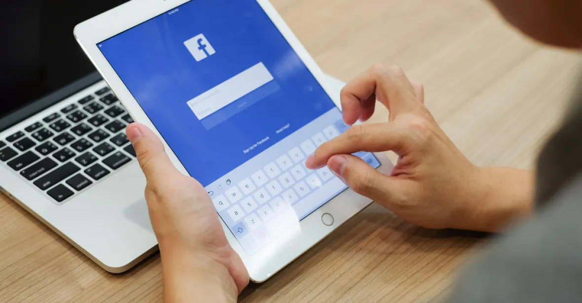 Kvůli sporu o šíření dezinformací skončil šéf bezpečnosti Facebooku