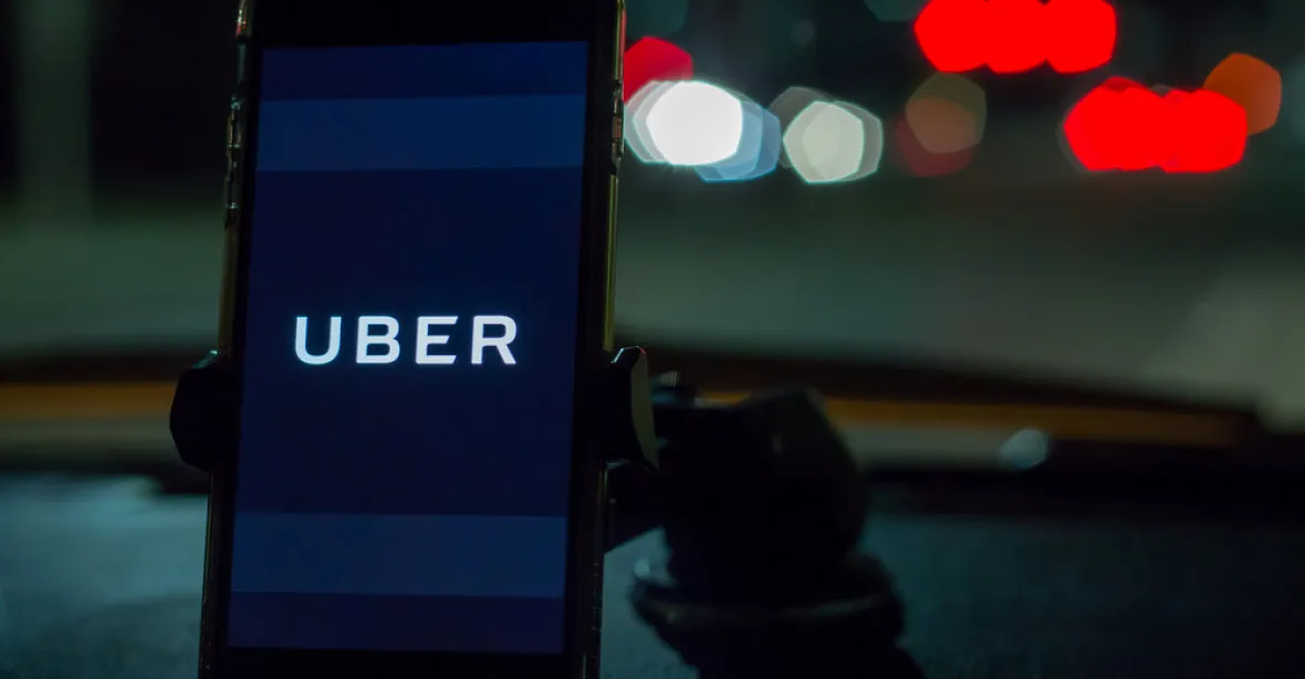 Vůz Uberu řízený autopilotem zabil v USA chodkyni. Testování bylo přerušeno