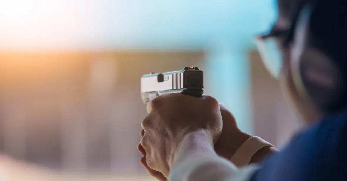 VIDEO: Střelba ostrými ve třídě. Střední škola připravuje studenty na útok