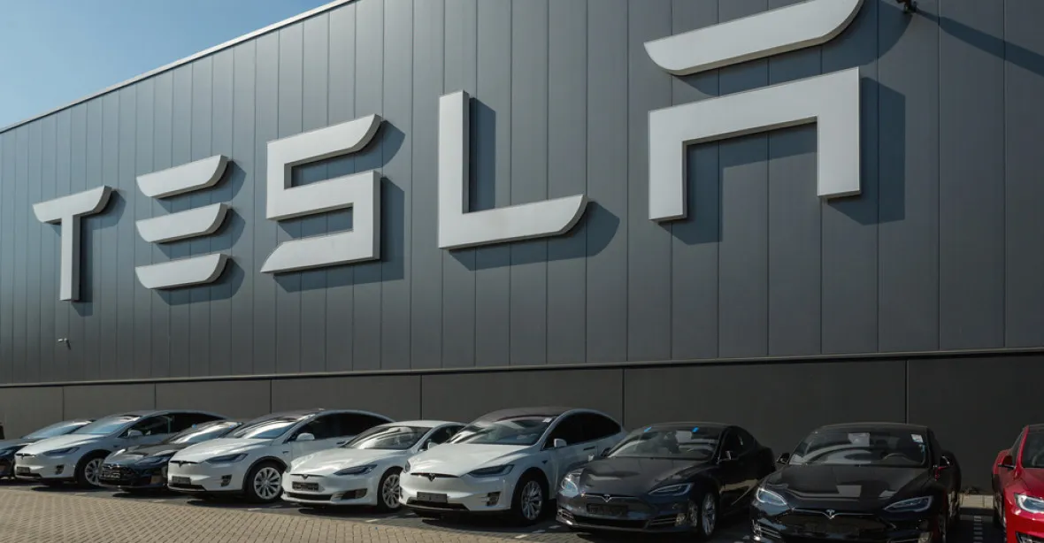 Tesla svolává přes 120 tisíc vozů ze světového trhu. Kvůli korodujícím šroubům