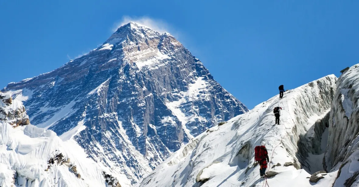 Šerpa Kami Rita dorovnal rekord v počtu výstupů na Everest. V květnu vyrazí znovu