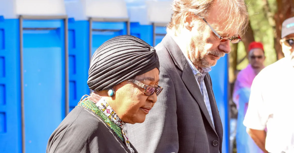 Zemřela Winnie Mandelová, bojovnice proti apartheidu i kontroverzní postava