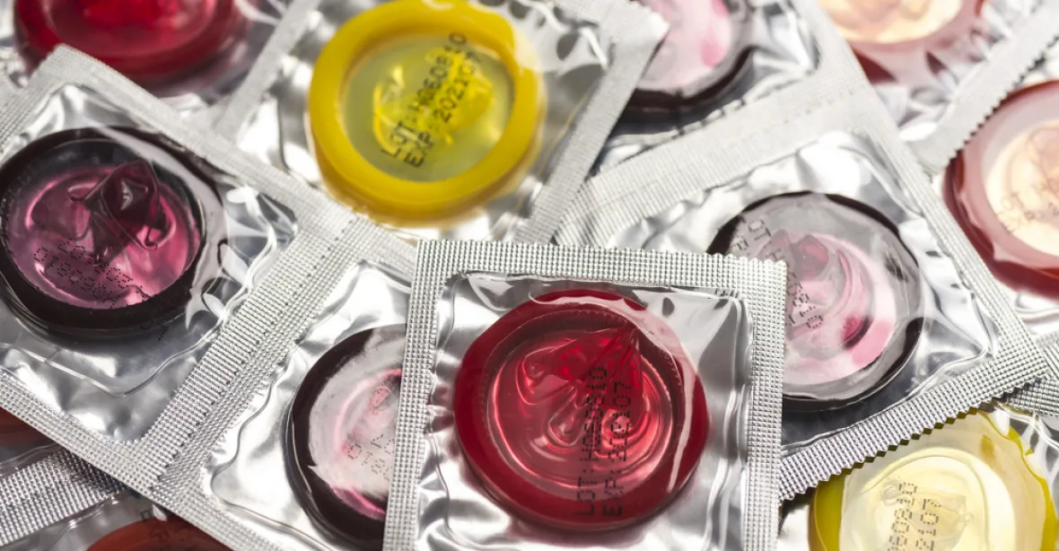 Další noční můra rodičů: Bláznivá internetová výzva s kondomy