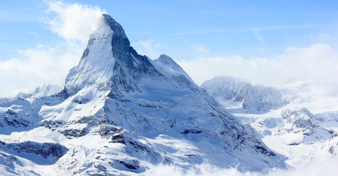 Miliardář zmizel u Matterhornu. Pátrání komplikuje počasí