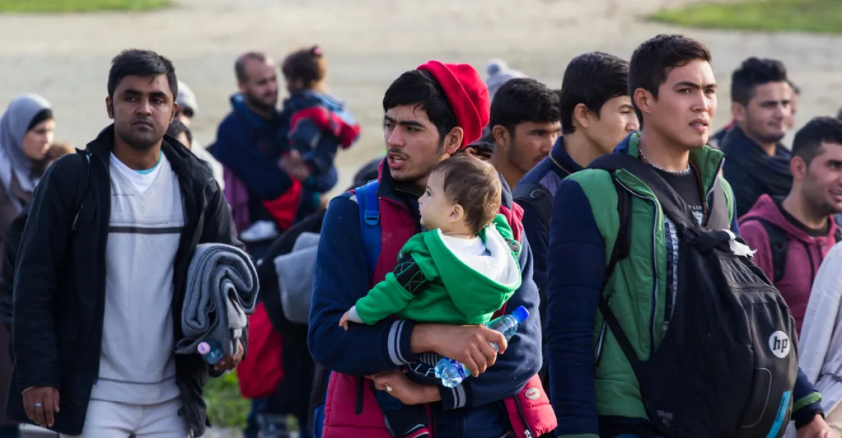 Rakousko zpřísní azylové právo, migranti budou za řízení platit