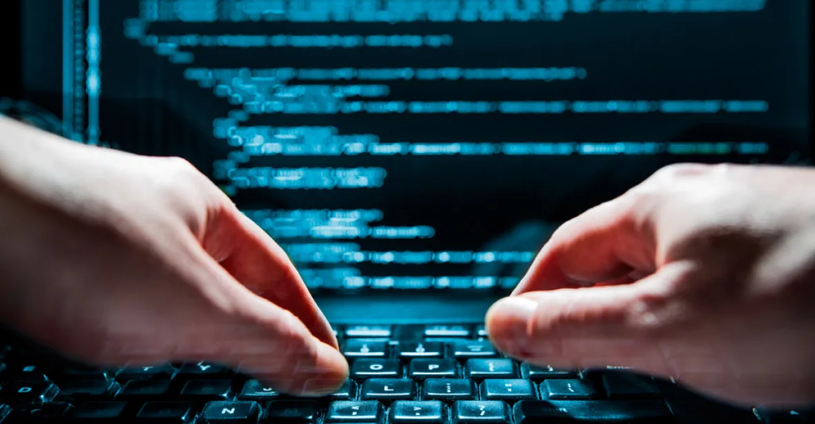 Británie odsoudila 18letého hackera. Prolomil účty lidí ze zpravodajských služeb USA