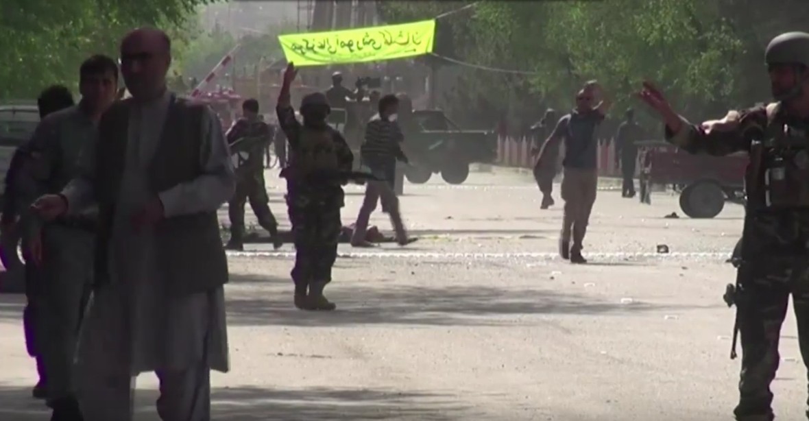 Dva sebevražedné útoky zasáhly Kábul. Mezi mrtvými i novináři a fotograf AFP
