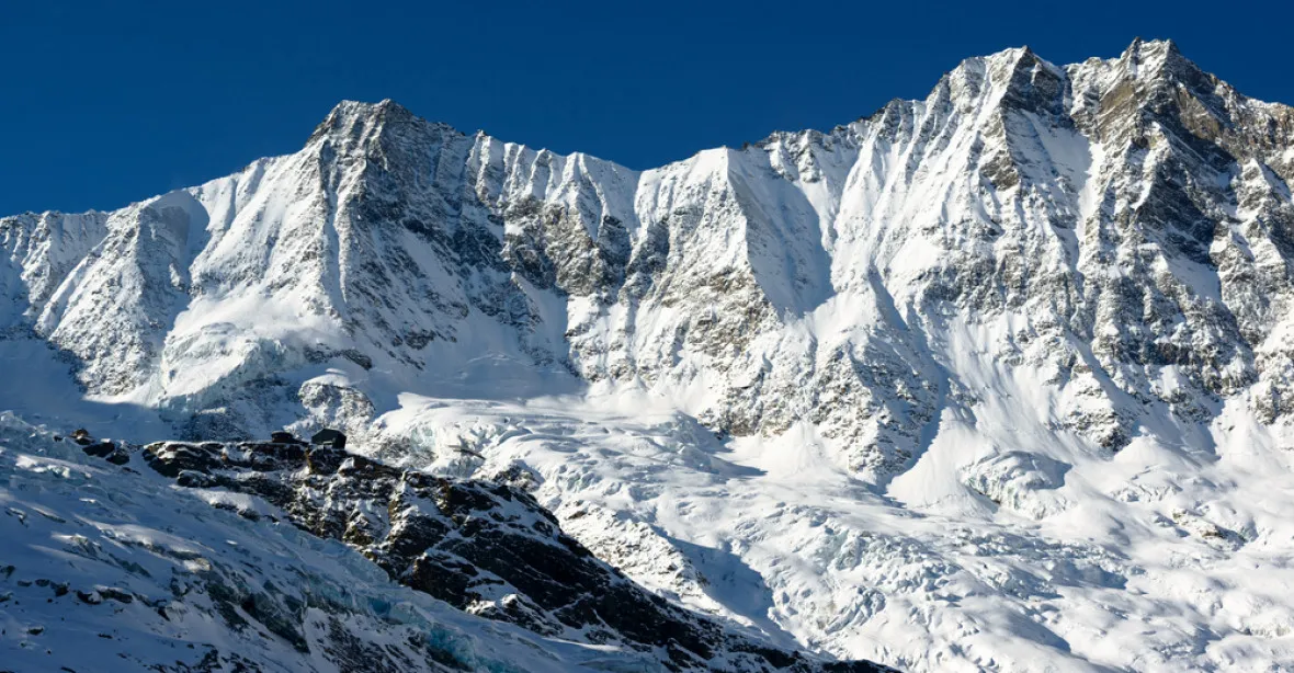 Počasí uvěznilo skupinu skipalpinistů vysoko v Alpách. Čtyři zemřeli