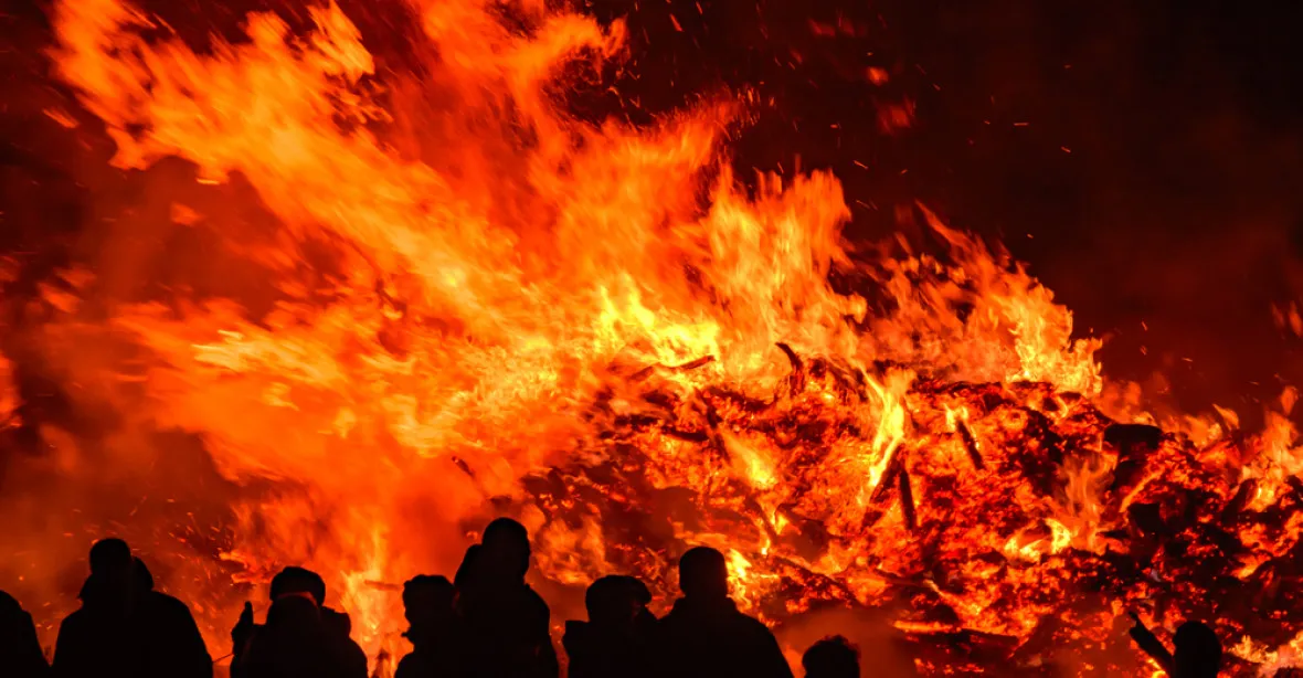 Na čarodějnice vyjžděli hasiči ke 136 požárům. V Praze přes zákaz vzplálo osm ohňů