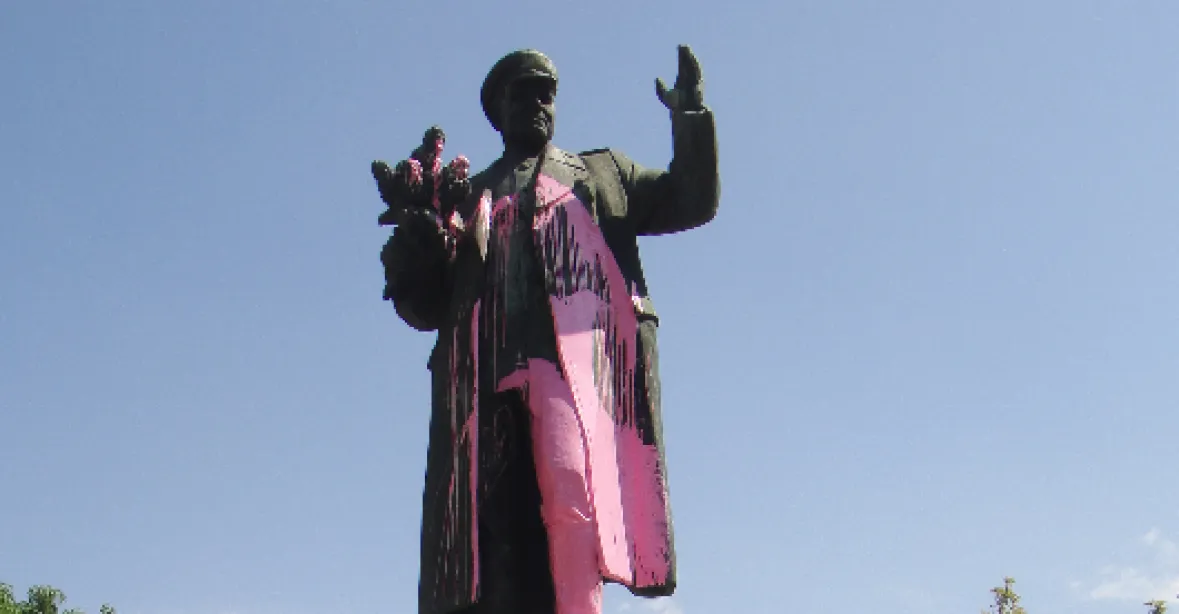 Výročí konce války. Sochu maršála Koněva někdo polil růžovou barvou