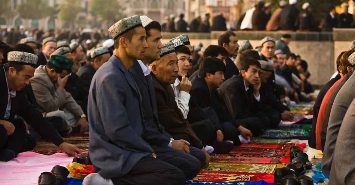 Bití, samotka a hlad. Čína převychovává muslimy v internačních táborech