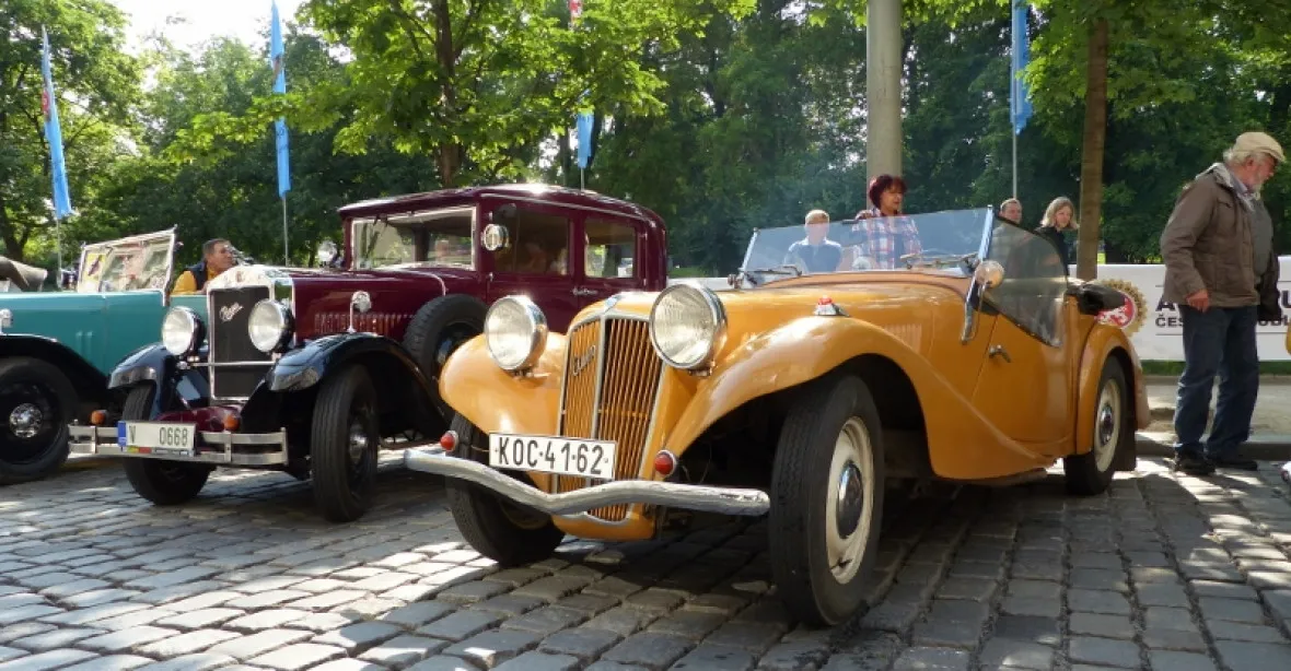 FOTOGALERIE: Prahou projely historické vozy, mezi nimi i formule od Tatry