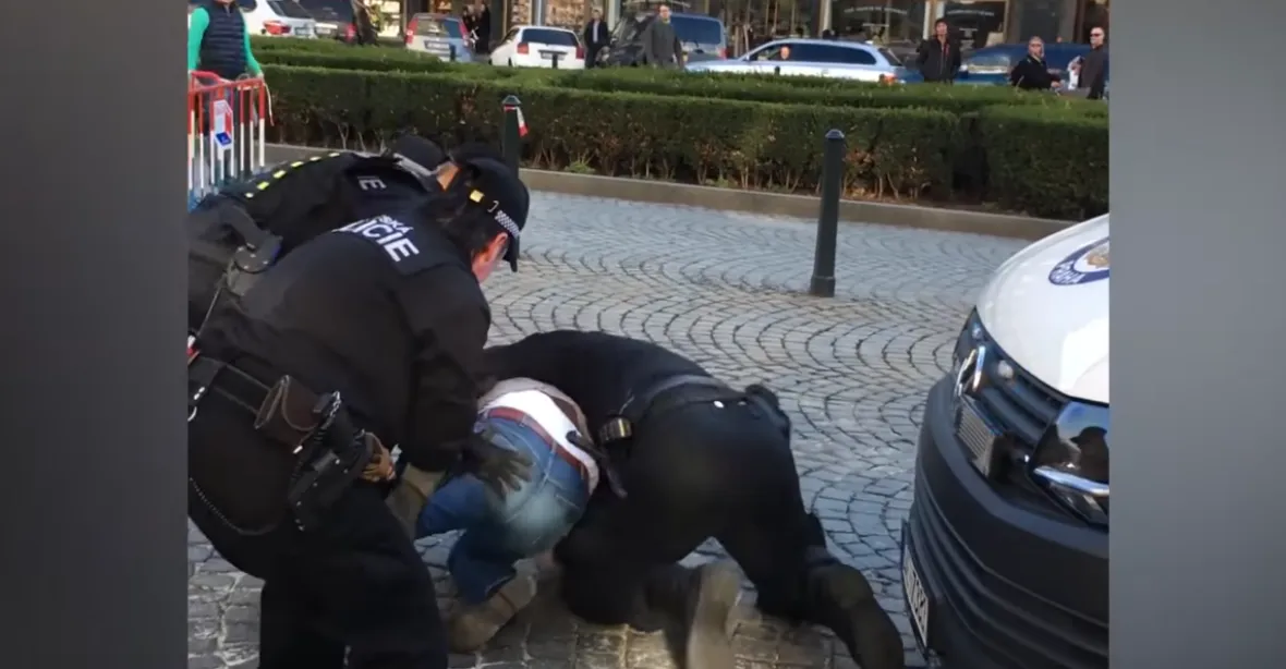 VIDEO: Šest strážníků pacifikovalo muže, který v centru Prahy porušil zákaz zastavení