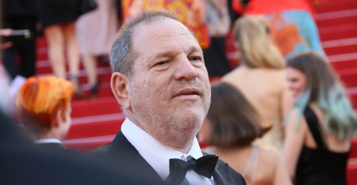 Producent Weinstein byl obviněn ze dvou znásilnění, k soudu šel v poutech