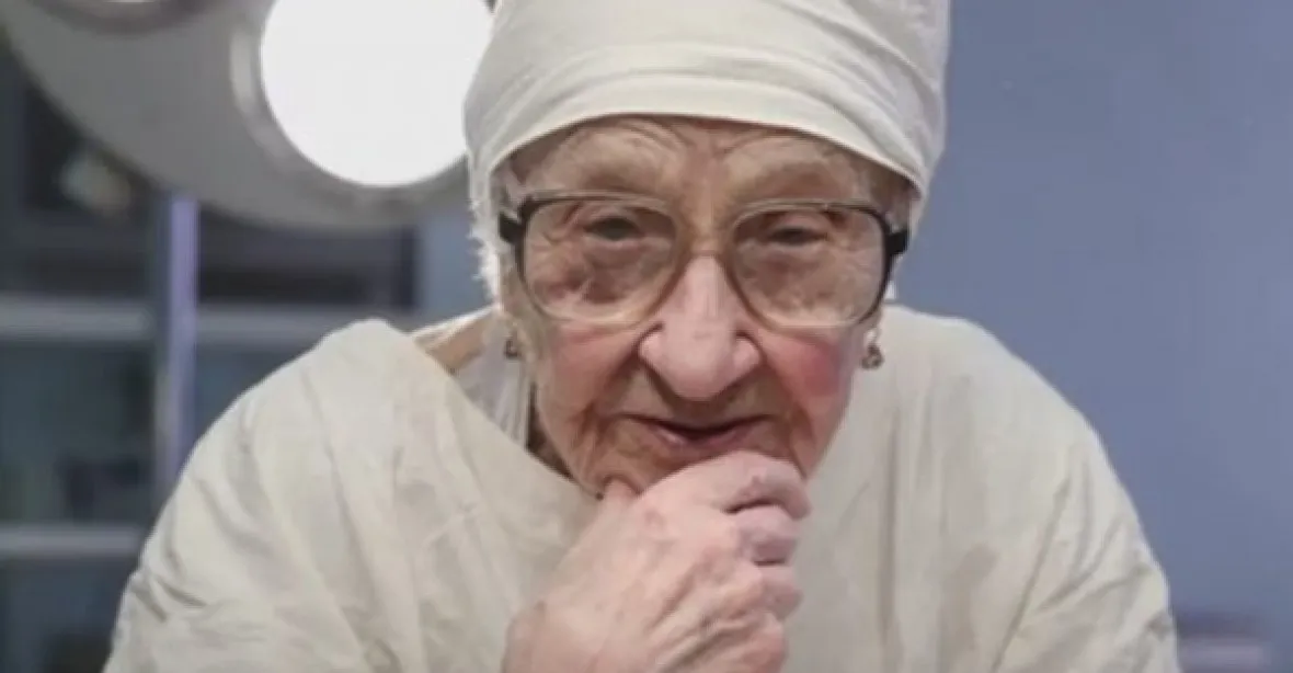 Nejstarší doktorka na světě. Je jí 91 a denně operuje