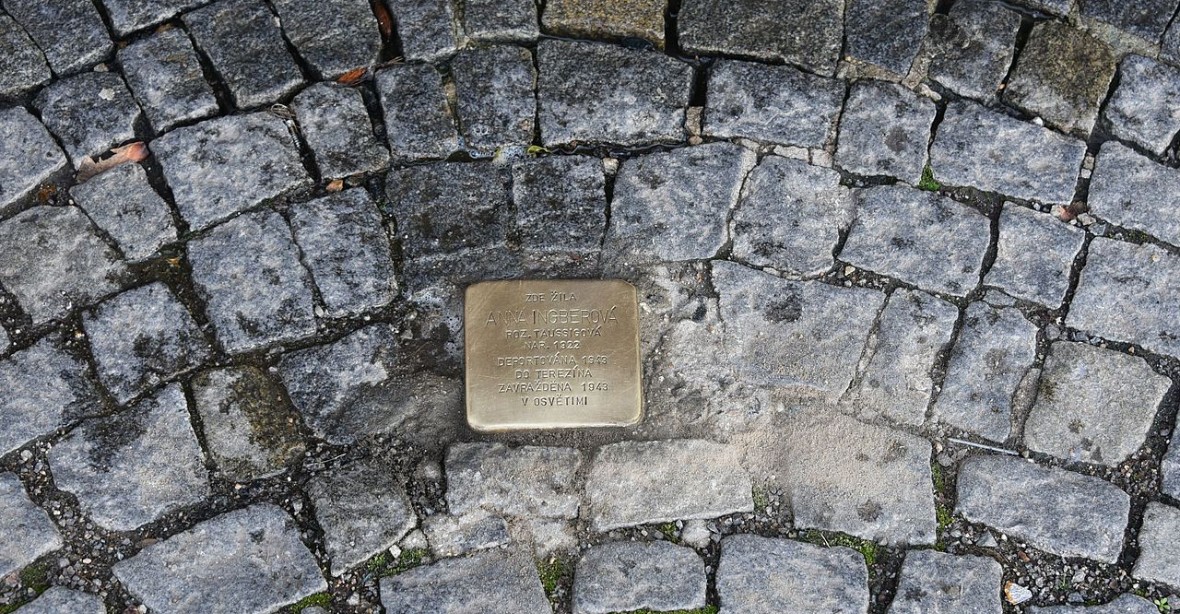 Sedm nových Kamenů zmizelých. Lidé si připomínali výročí transportů a holokaust
