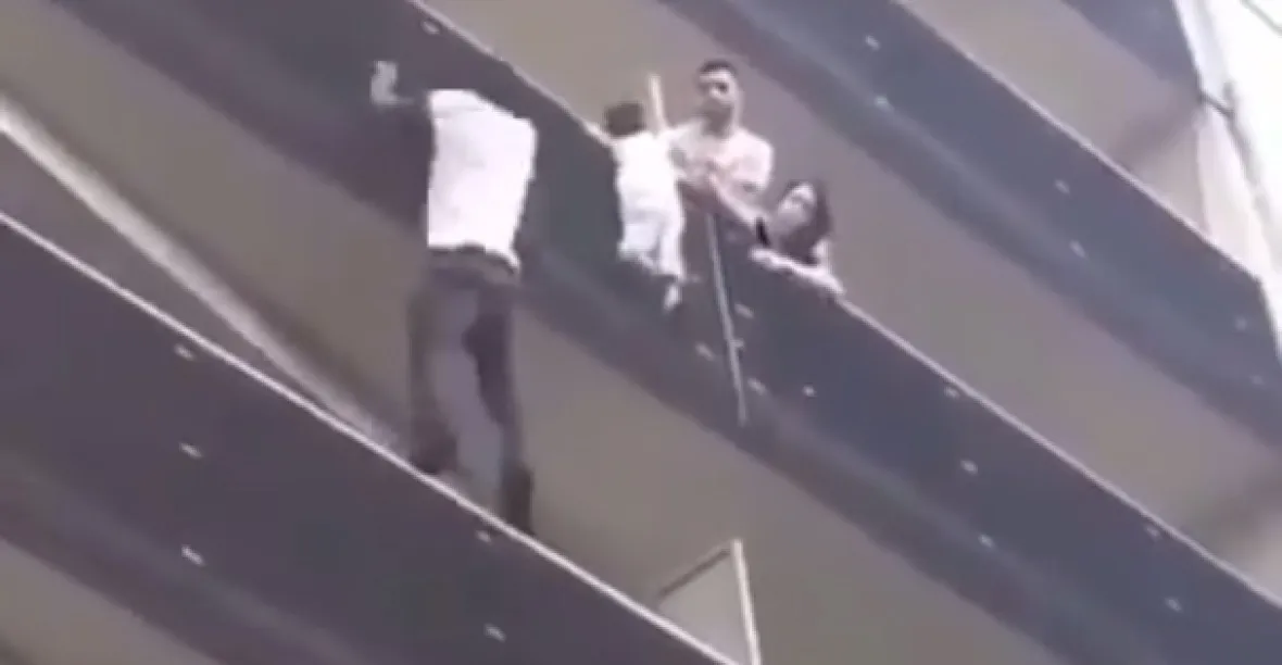 VIDEO: Hrdinský čin. Muž během pár vteřin vyšplhal zachránit visící dítě