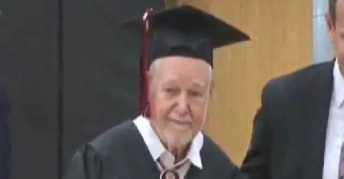 Veterán z druhé světové dokončil po 74 letech školu. Diplom získal v 94 letech