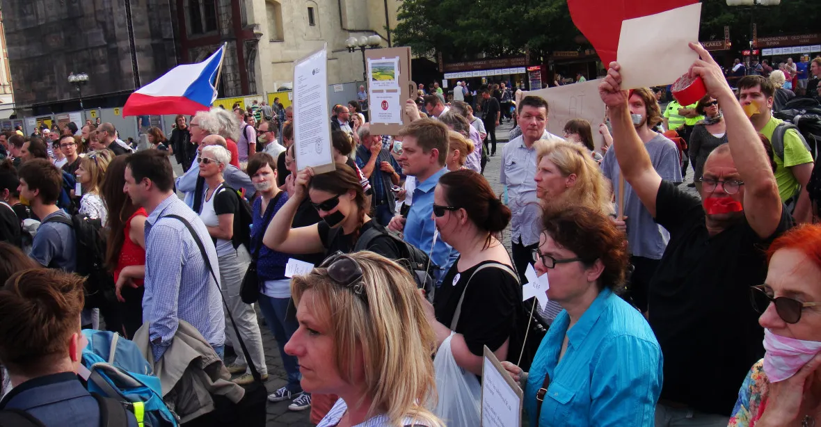 Další protivládní demonstrace. Vystoupí Hrzánová, Němcová i Ferjenčík