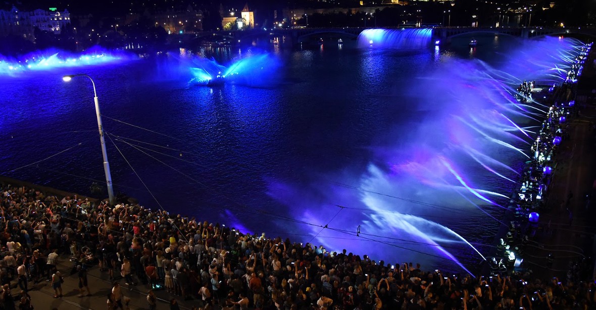 OBRAZEM: Hasičská fontána nad Vltavou připomněla výročí republiky