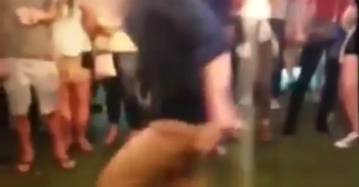 VIDEO: Agent FBI divoce tančil. Pak mu vypadla pistole a vystřelila