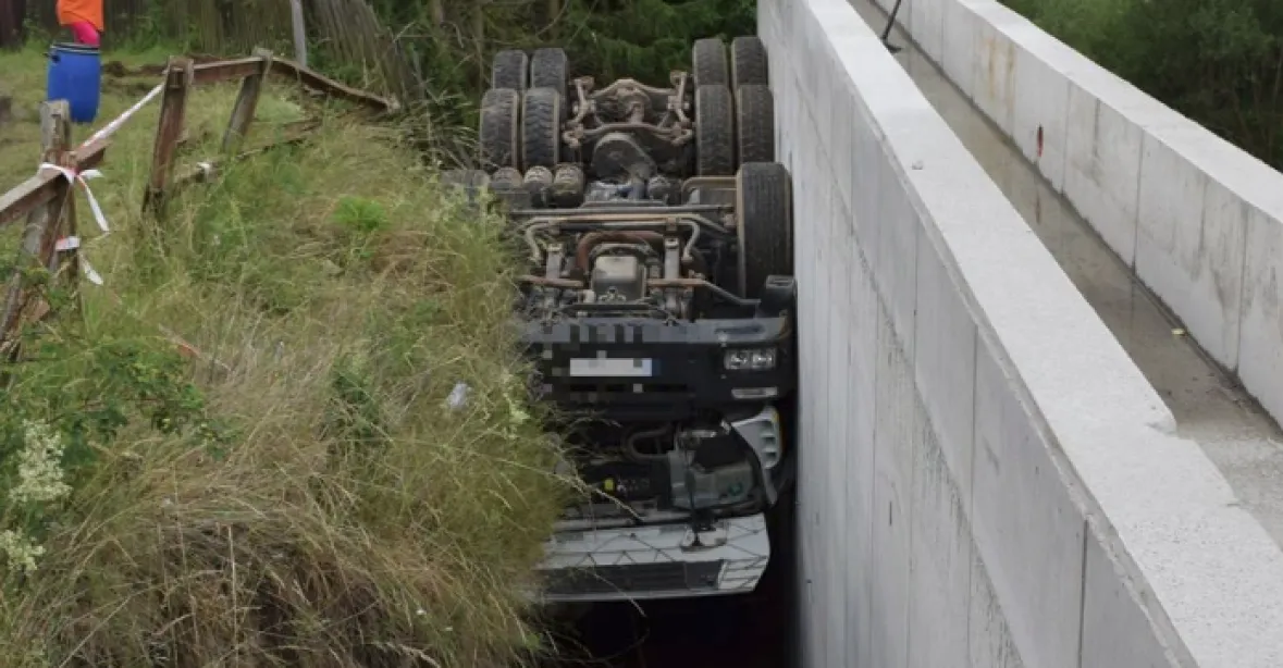 Neobvyklá nehoda na Slovensku. Převrácený náklaďák se dokonale zasekl