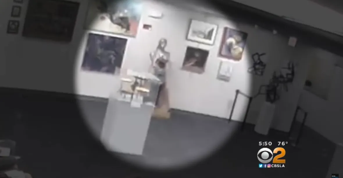VIDEO: Dítě rozbilo sochu v muzeu. Rodičům přišla faktura na tři miliony