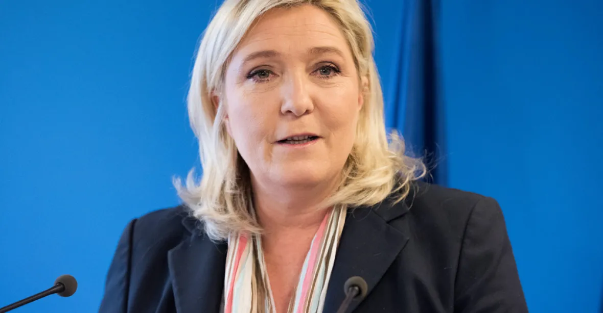 Le Penová musí vrátit téměř 300 000 eur, utratila je za fiktivní asistentku