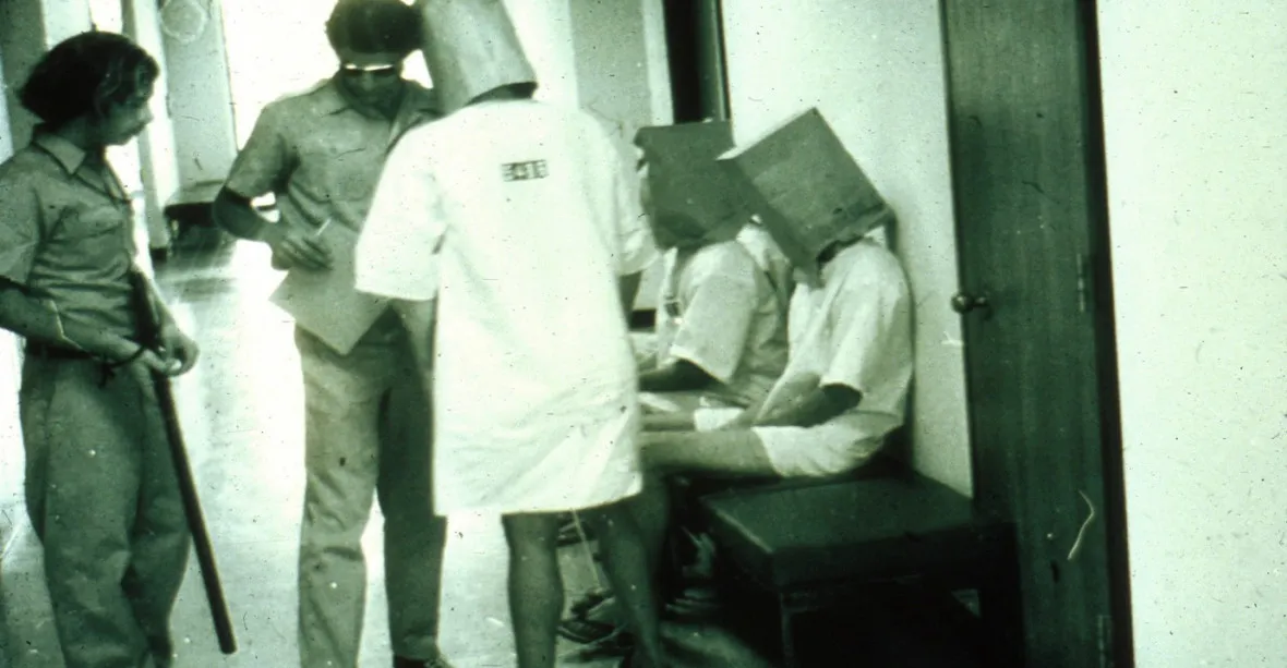 Byl vězeňský stanfordský experiment podvrh? Nová nahrávka otřásla výzkumem