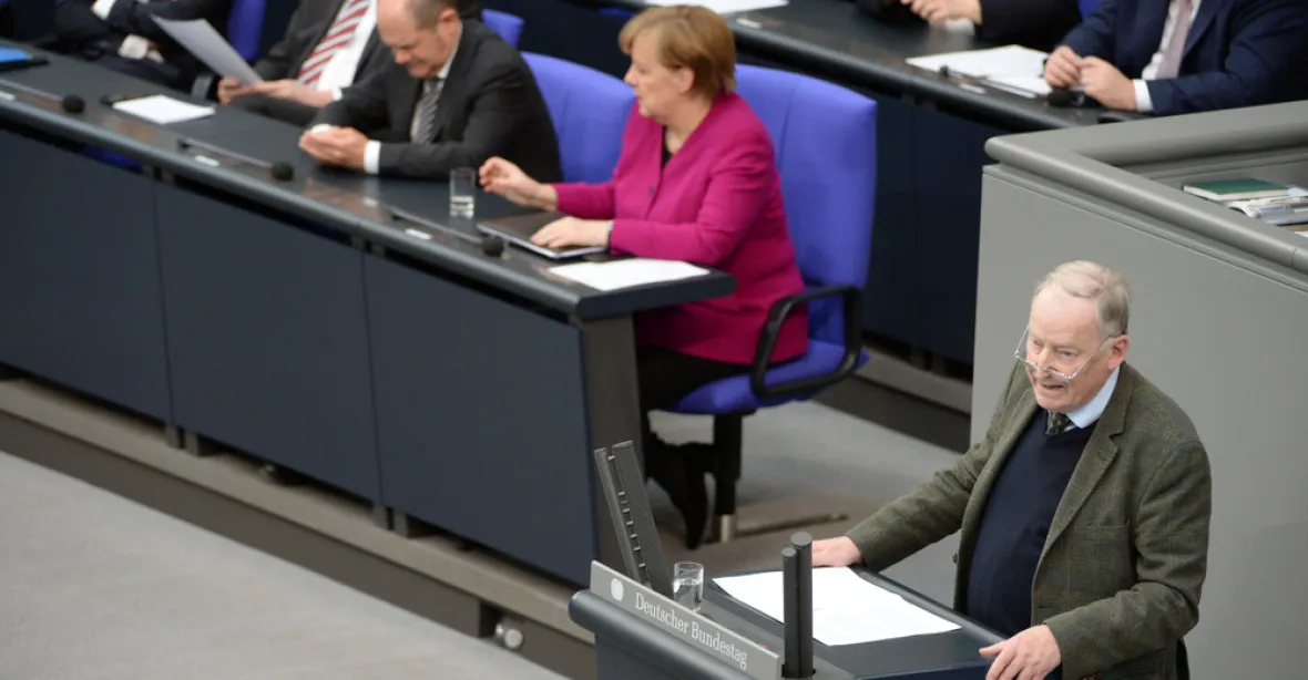 Spor urovnán. Merkelová a Seehofer se dohodli na kompromisu kolem migrace