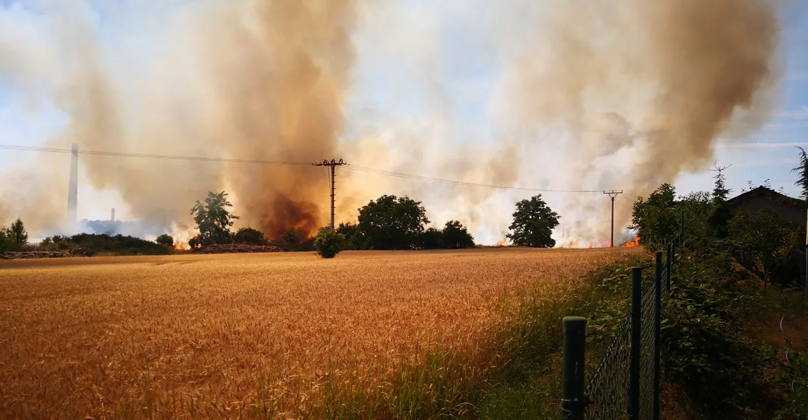 150 hasičů a vrtulník v akci: rozsáhlý požár na severu Čech zastavil vlaky i auta