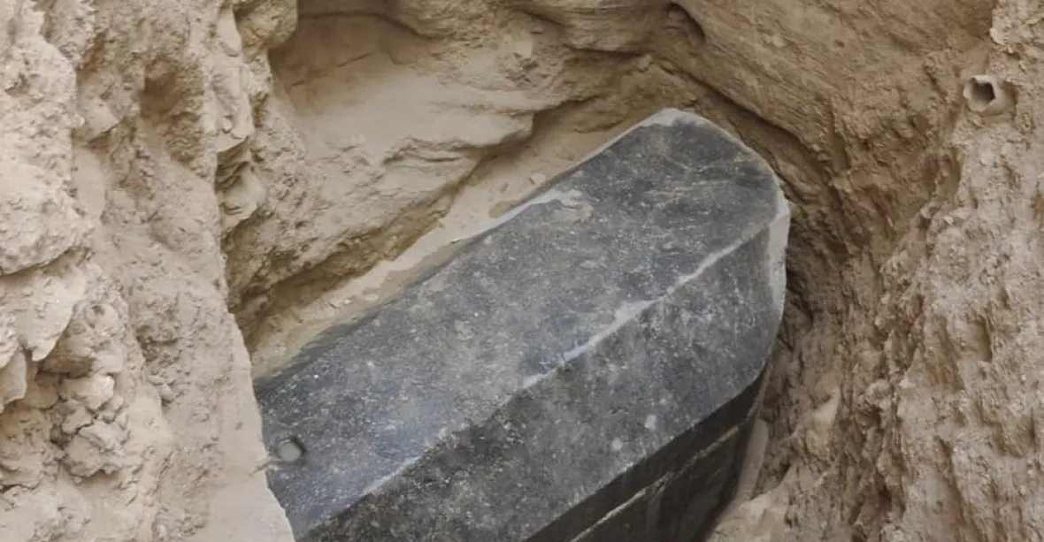 Senzační objev v Egyptě. Vykopali neporušený starověký sarkofág z černé žuly