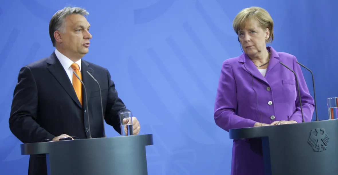 „Musíme být humánní,“ řekla Merkelová. „Ano, ale nesmíme migranty lákat,“ kontroval Orbán