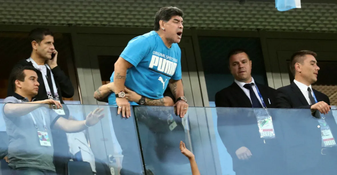 Maradona znovu ve středu pozornosti. Pustil se do kritiky FIFA a rozhodčích