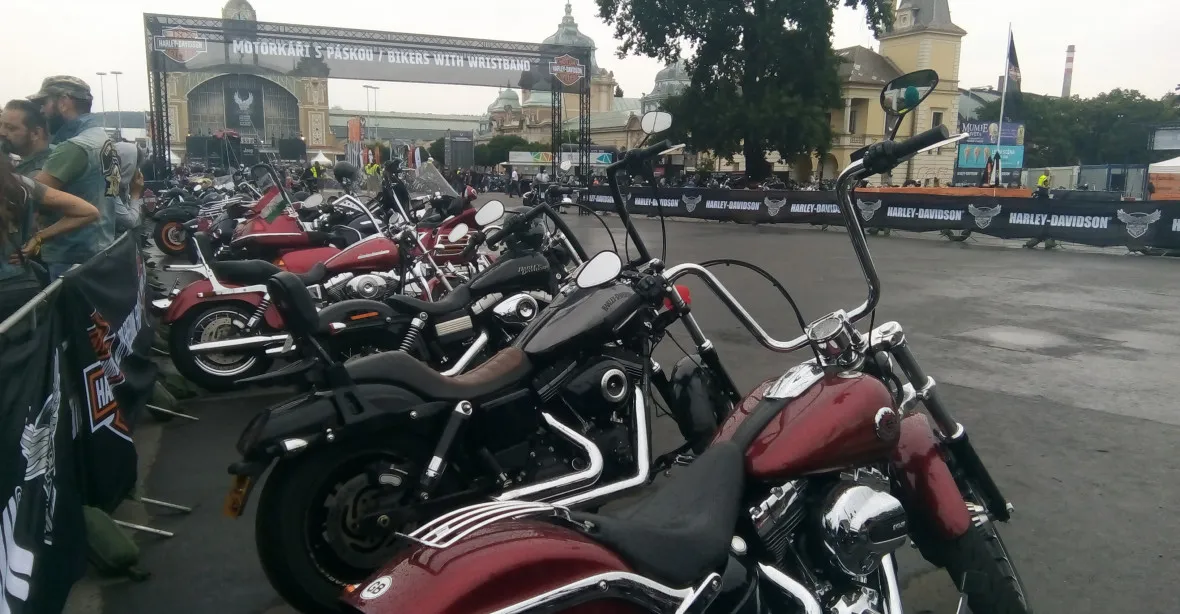 FOTO: Do Prahy se sjely desítky tisíc motocyklů, Harley-Davidson tu slaví 115 let
