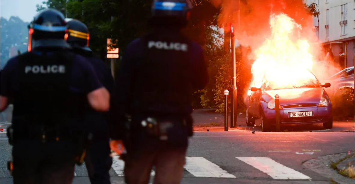 Nantes v plamenech. Policista je podezřelý ze zabití, nepokoje pokračují