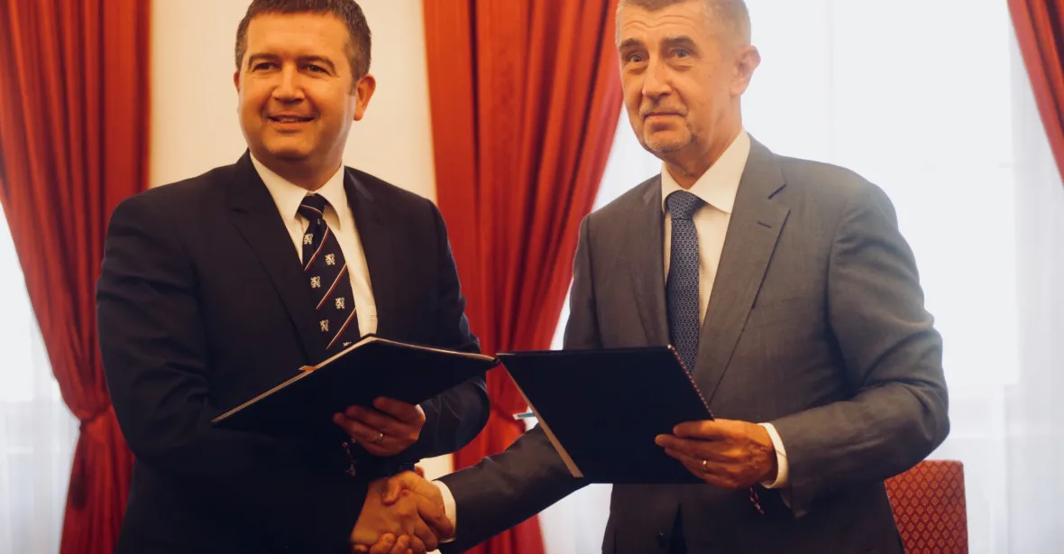ANO a ČSSD podepsaly koaliční smlouvu. Ve středu si půjdou pro důvěru