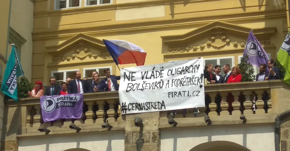 Aktivisté protestují před sněmovnou. Z balkonu jim mávali i Piráti