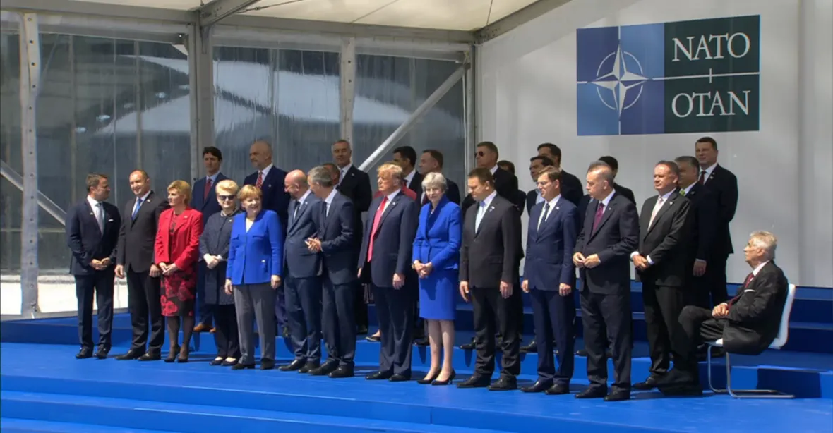Rusko je agresivní a my jednotnější než kdy jindy, stojí v deklaraci ze summitu NATO