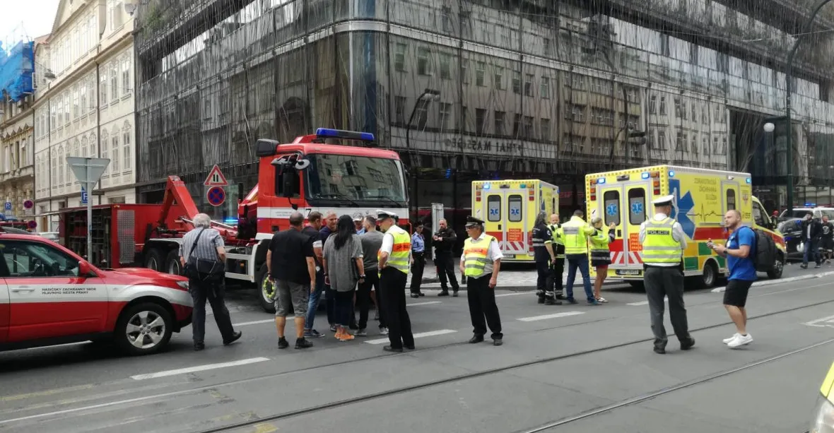 V centru Prahy se zřítila část budovy. Záchranáři vyprošťují zavalené
