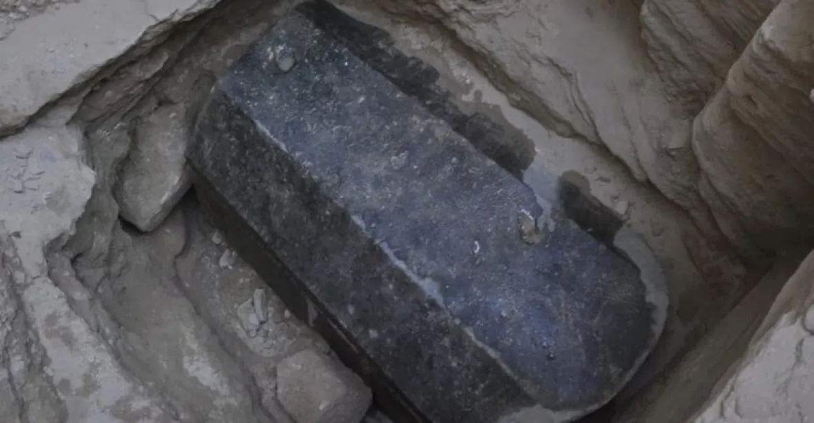 Žádná mumie ani kletba. Sarkofág skrýval kostry a „nesnesitelný“ zápach