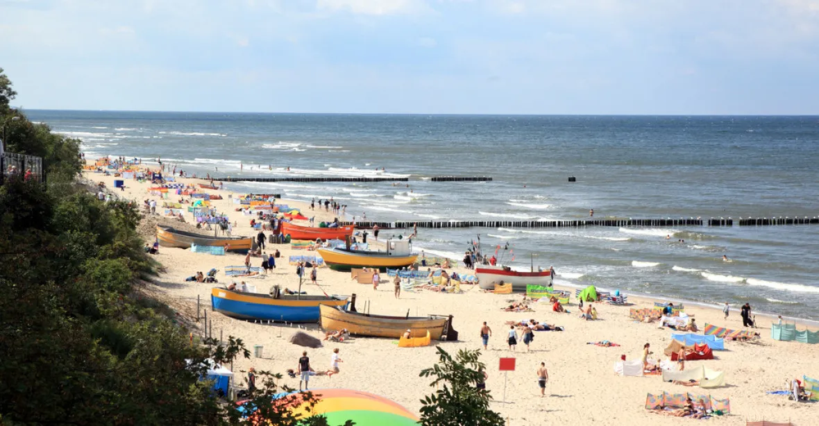 Na 50 polských plážích na Baltu se nedá koupat kvůli sinicím