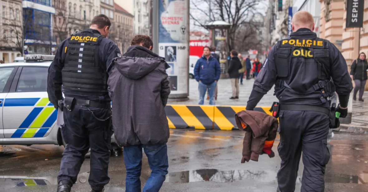 Kriminalita v Praze za pět let klesla o 38 %, třetinu činů páchají drogově závislí