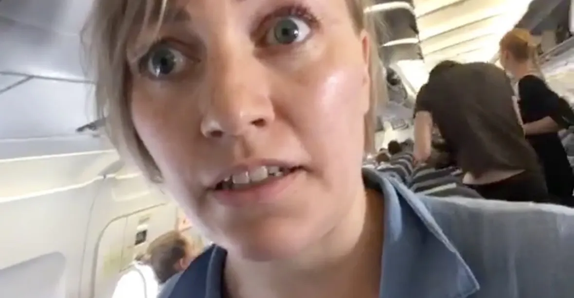 VIDEO: Další aktivistka bránila v letadle deportaci migranta. S Finkou se policisté nepárali