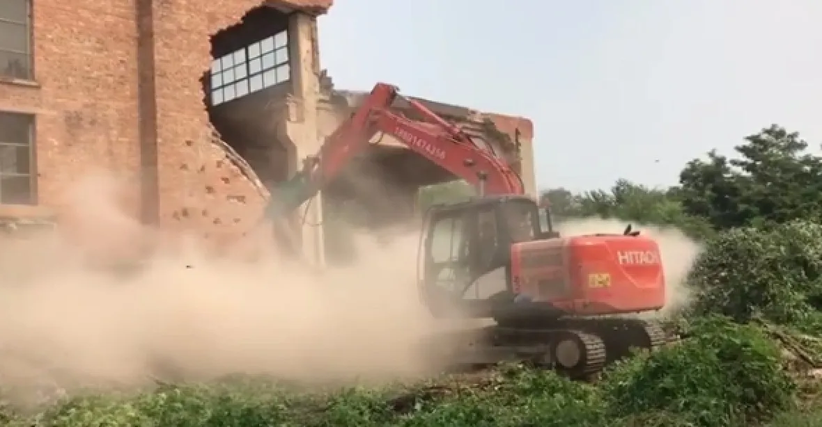 VIDEO: Čína ničí ateliér protirežimního umělce Aj Wej-weje