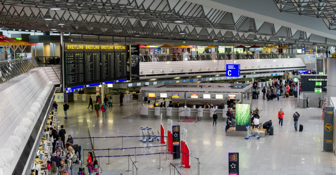 Provoz na letišti ve Frankfurtu zbrzdila evakuace terminálu. Někdo vnikl do bezpečnostní zóny